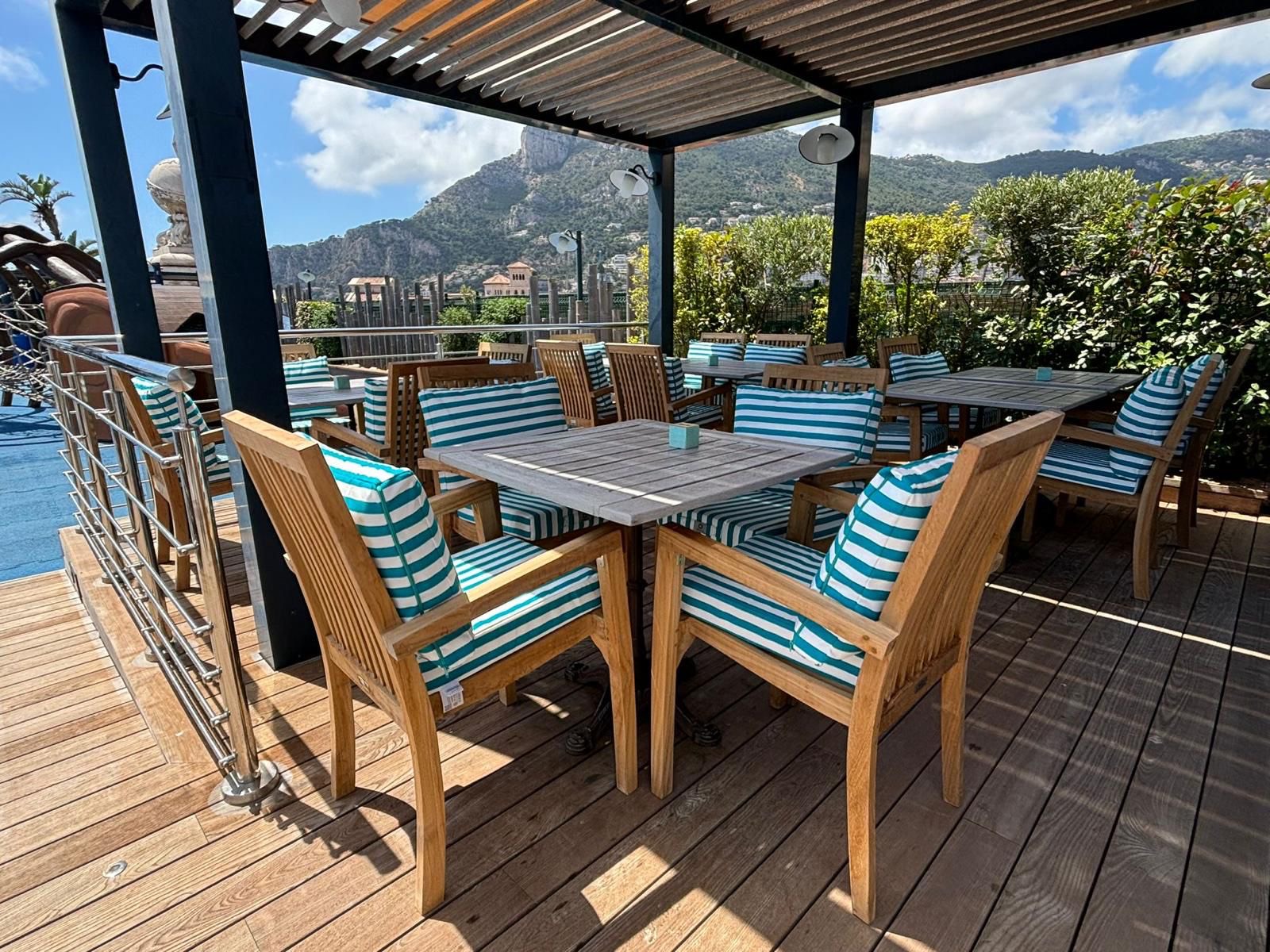 Terrasse de restaurant équipée de coussins d'extérieur rayés fabriqués par Dinotex